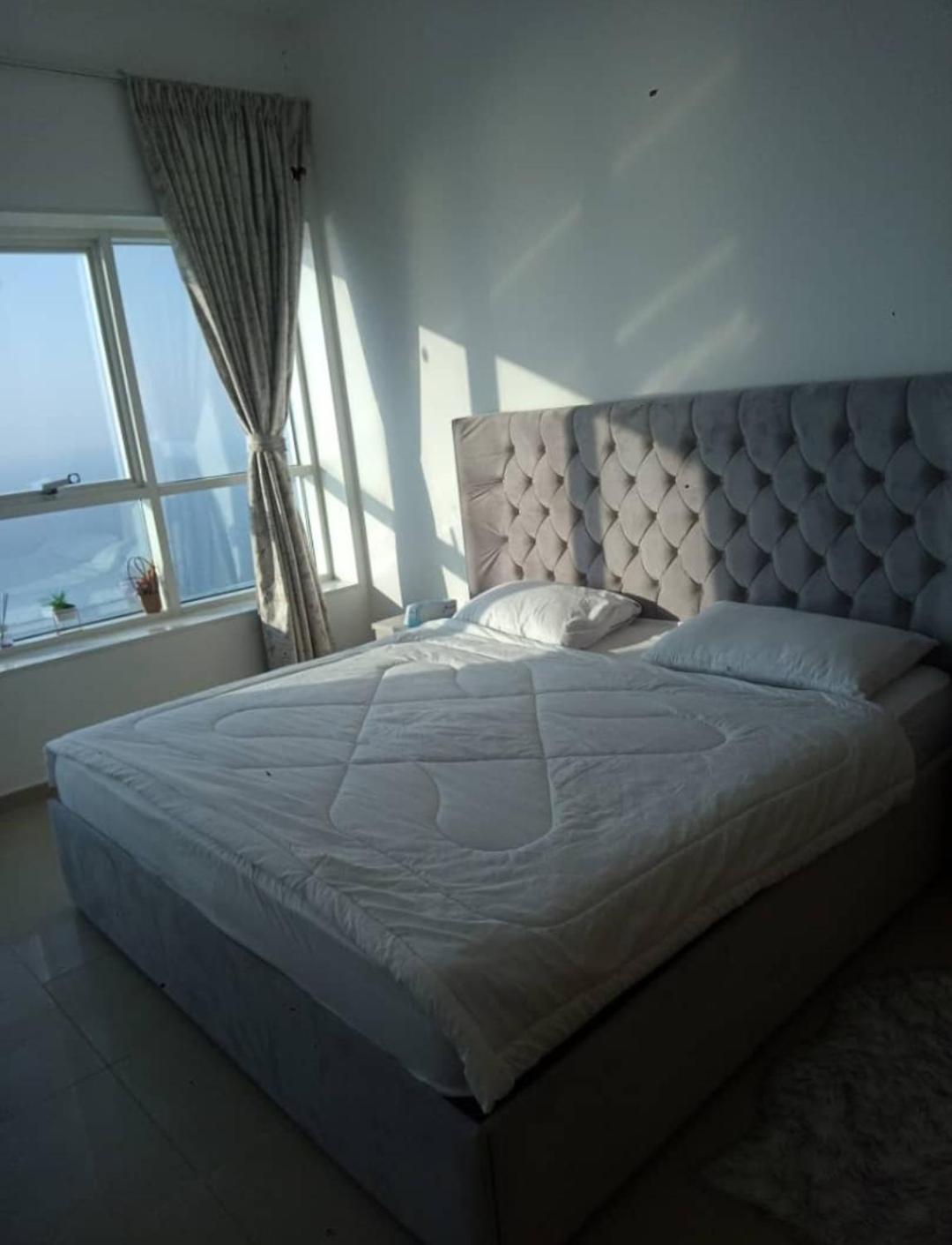 Elegant Sea View Bedroom With Shared Balcony And Wc, Spacious And Serene Retreat - Room Inside Apartment Ajman Bagian luar foto