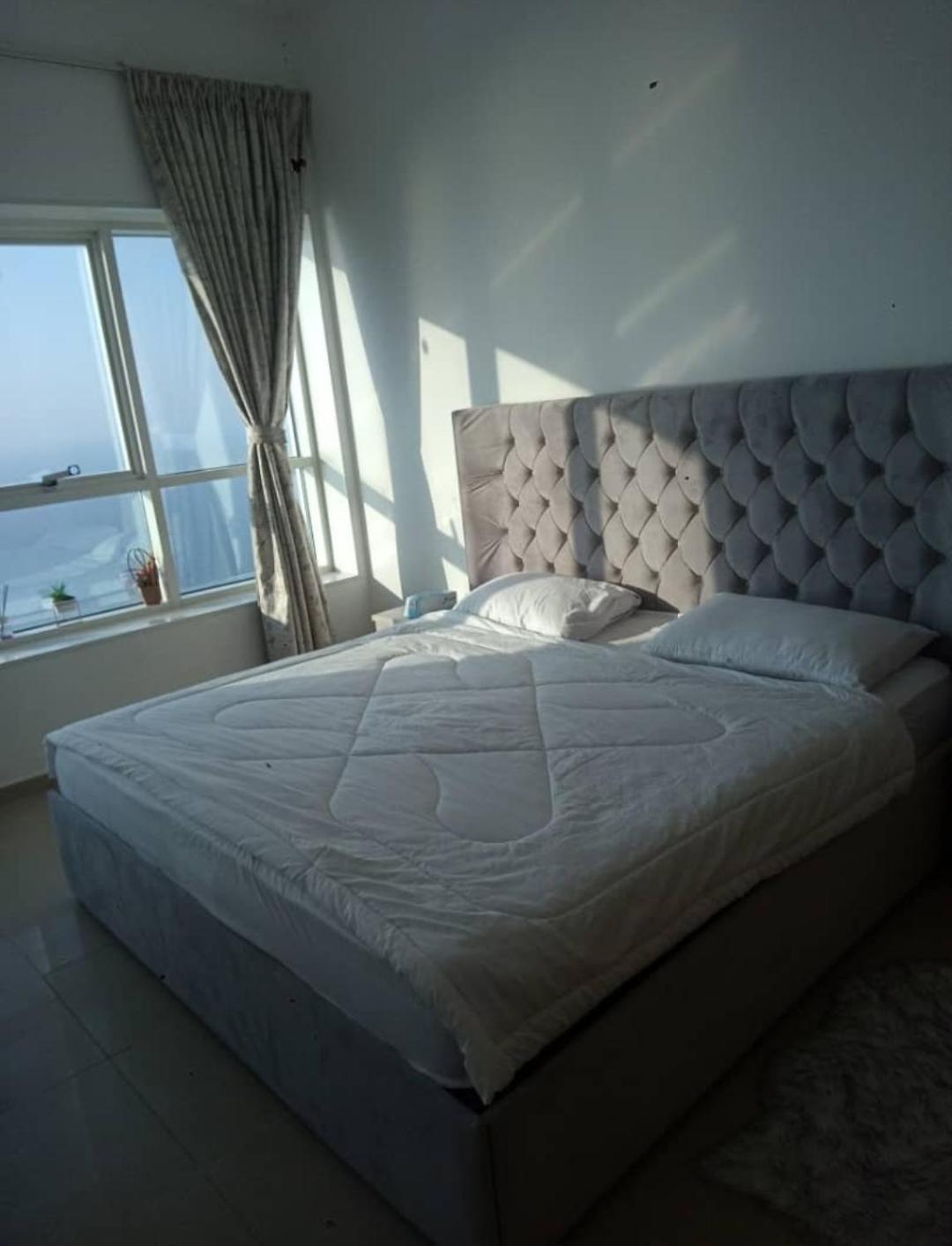 Elegant Sea View Bedroom With Shared Balcony And Wc, Spacious And Serene Retreat - Room Inside Apartment Ajman Bagian luar foto